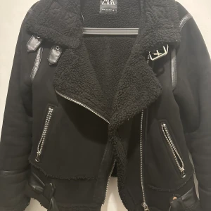 Zara Jacka - Hej, jag säljer min Zara jacka som är i väldigt bra skick. Ej använd ofta. Storlek M 