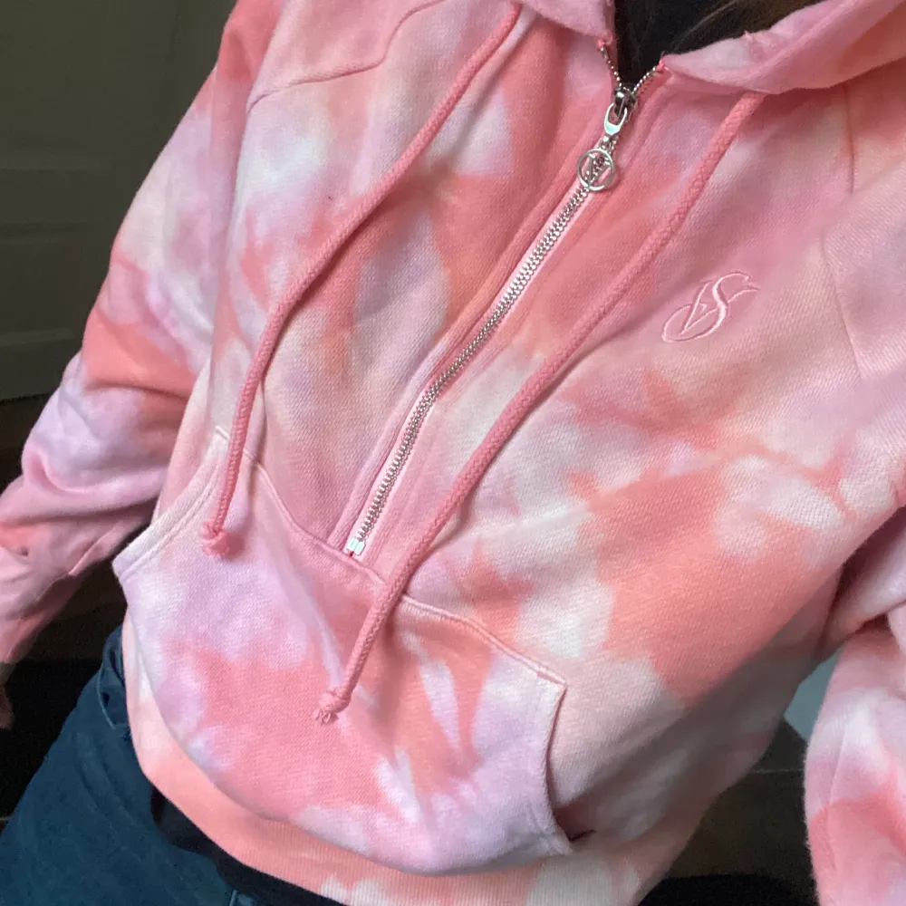 Supersnygg Victoria secret hoodie, croppad, oanvänd med lapparna kvar. Hoodies.