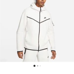 Nike tech vit/svart el phantom/svart *SÖKER* - *SÖKER* vit/svart eller phantom/svart Nike tech hoodie, herr i storlek xs/s. 