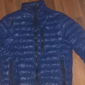 peak performance jacka - säljer nu min peak performance jacka då jag är i behov av pengar 