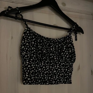 Linne - Löst tyg vid brösten, knyt och ställbara band