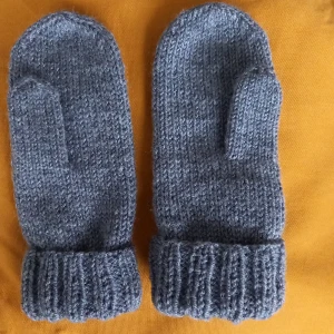 Flera par nya vantar med lång mudd stl M/L - Perfekt julklapp! Flertal nya, snygga tumvantar i olika färger. Jag gar stickat dem i garn som är varmt, skönt och inte alls stickigt. Kan tvättas i 40 grader. Vantarna har lång mudd som värmer handlederna extra skönt. 