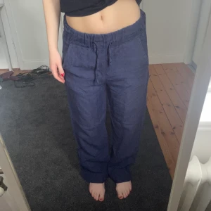 Linnebyxor A- dsgn - Säljer mina linnebyxor från A- dsgn i strl S.  Dem är uppsydda till mig som är 163 men går att sprätta upp. Välanvända men inte trasiga! Kan va något urtvättade. Nypris 799kr