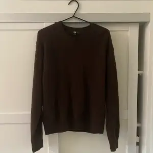 Superfin mörkbrun stickad tröja i ull från uniqlo, använd 2/3 gånger. 💗