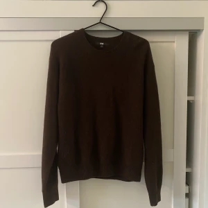 Stickad tröja - Superfin mörkbrun stickad tröja i ull från uniqlo, använd 2/3 gånger. 💗