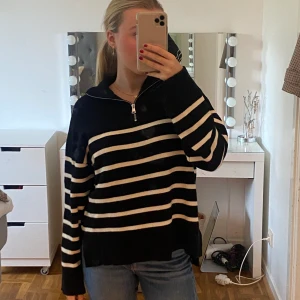 Stickad tröja från Zara - En super fin tröja från Zara i storlek S Nästan inte alls använd och är därmed i väldigt fint skick🫶 Jag står inte för frakten!
