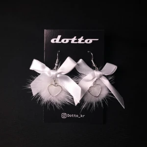 Pompom örhängen 🤍 - Handgjorda pompom örhängen🤍  Skriv privat för gratis frakt med frimärke 💕