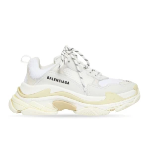Balenciaga  - Säljer nu mina Balenciaga women’S tripple S. Låda och allt följer med. Skrivit om du är intresserad så skickar jag fler bilder och diskuterar pris. Vill gärna sälja snabbt❤️ Skorna har storlek 39 men balenciagas skor är stora i storleken, har egentligen 40