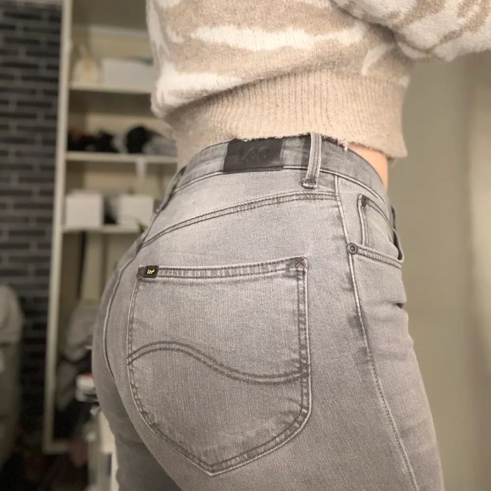 lågmidjade Lee jeans, dom passar mig som har 36-38 i storlek. är alldeles för långa på mig som är 1,60 cm. men är väldigt bekväma!💕   kontakta mig om du är en seriös köpare.🥰. Jeans & Byxor.
