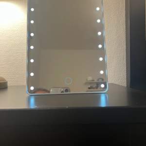 Sminkspegel med två olika ljusstyrkor, man kan även ställa upp den🤍