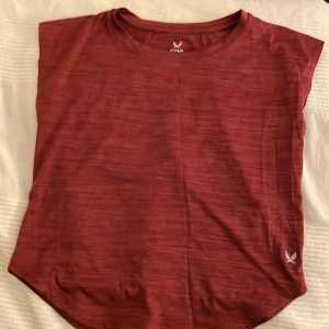 Träningstopp - Träningstopp i funktionsmaterial. Fint skick.