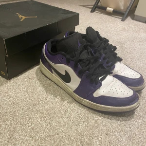 Air Jordan 1 low - ÄKTA!! Använda men okej skick. Storlek EU 45. Air jordan court purple. Kan skicka fler bilder om så önskas! Med låda. Kan mötas upp i göteborg. 