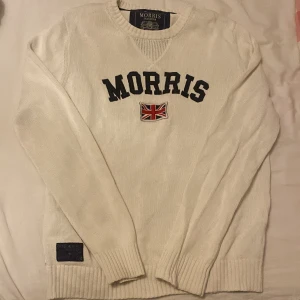 Morris sweatshirt  - Gammal vit Morris tröja med svart text på, säljer för att den inte passar mig längre💗  Kontakta mig om du är intresserad eller vill ha flera bilder/mer info om den!💗
