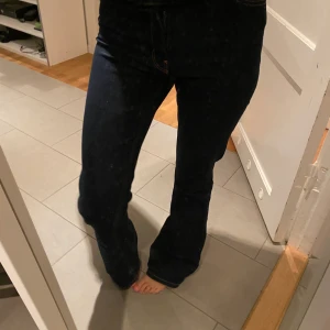 Mörkblåa bootcut jeans  - Bootcut mörkblåa jeans, normalhöga i midjan💙