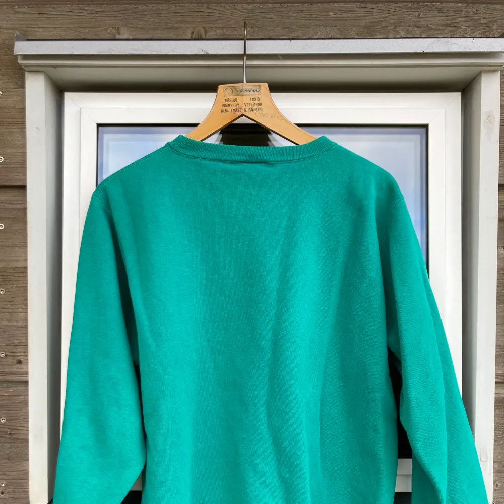 Jättefin grön tröja från Champion, vintagestil med lite oversized i storlek. Sitter som en smäck och är sparsamt använd! . Hoodies.