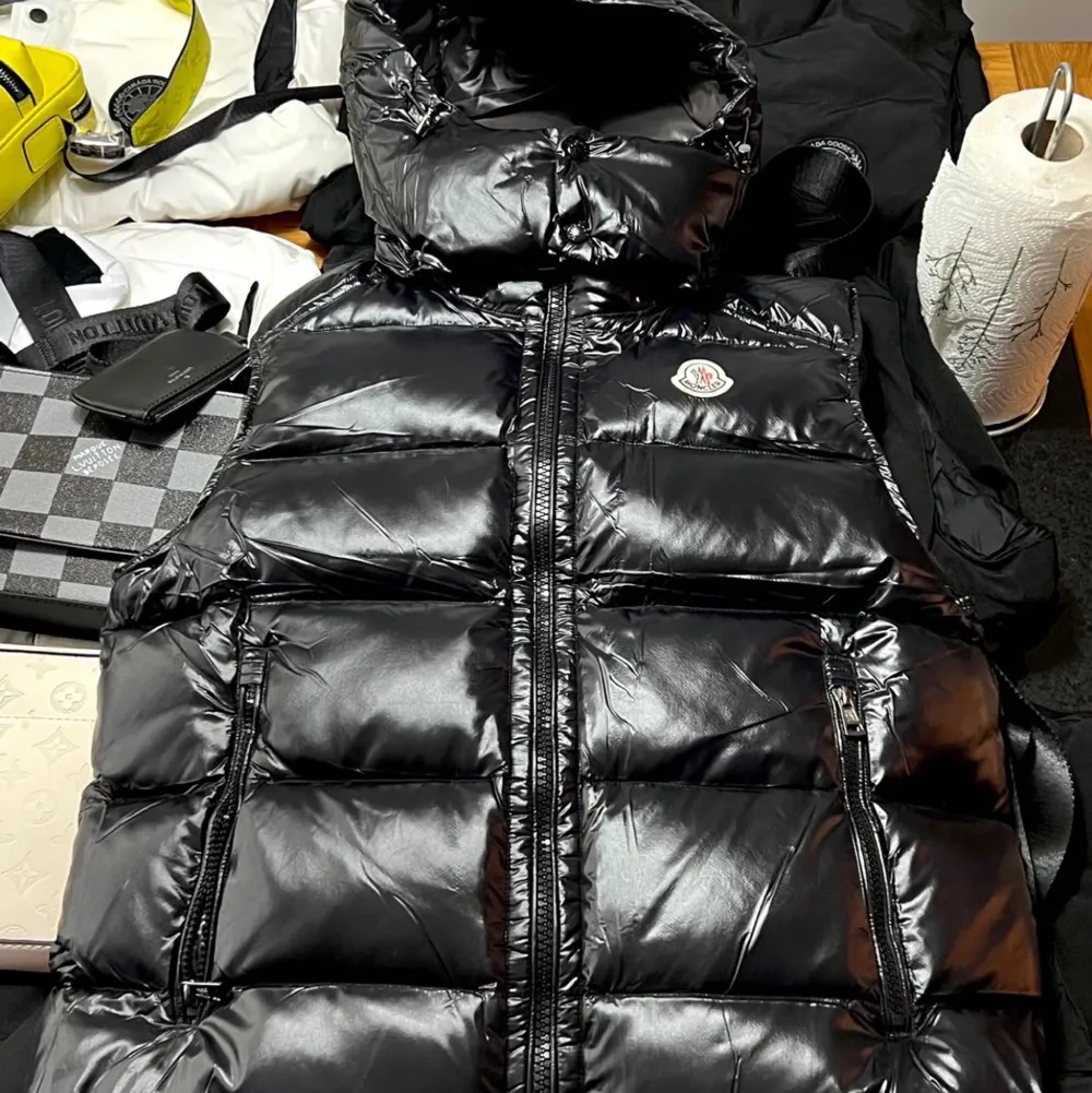 Hej nu säljer jag min Moncler väst som jag haft i drygt 3 månader inga fel inga skador, Har kvar extra knapparna o lapparna som satt på västen har tyvärr inte kvar kvittot men det finns Nfc tag på den som du riktar din telefon mot märker verifierar atheti. Jackor.