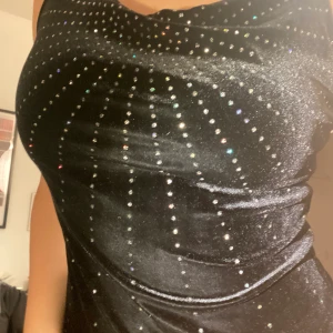 coolt glittrigt linne - köpt second hand, kommer inte till användning längre ❤️y2k/cyber stil super coolt mönster och glitter med ❤️