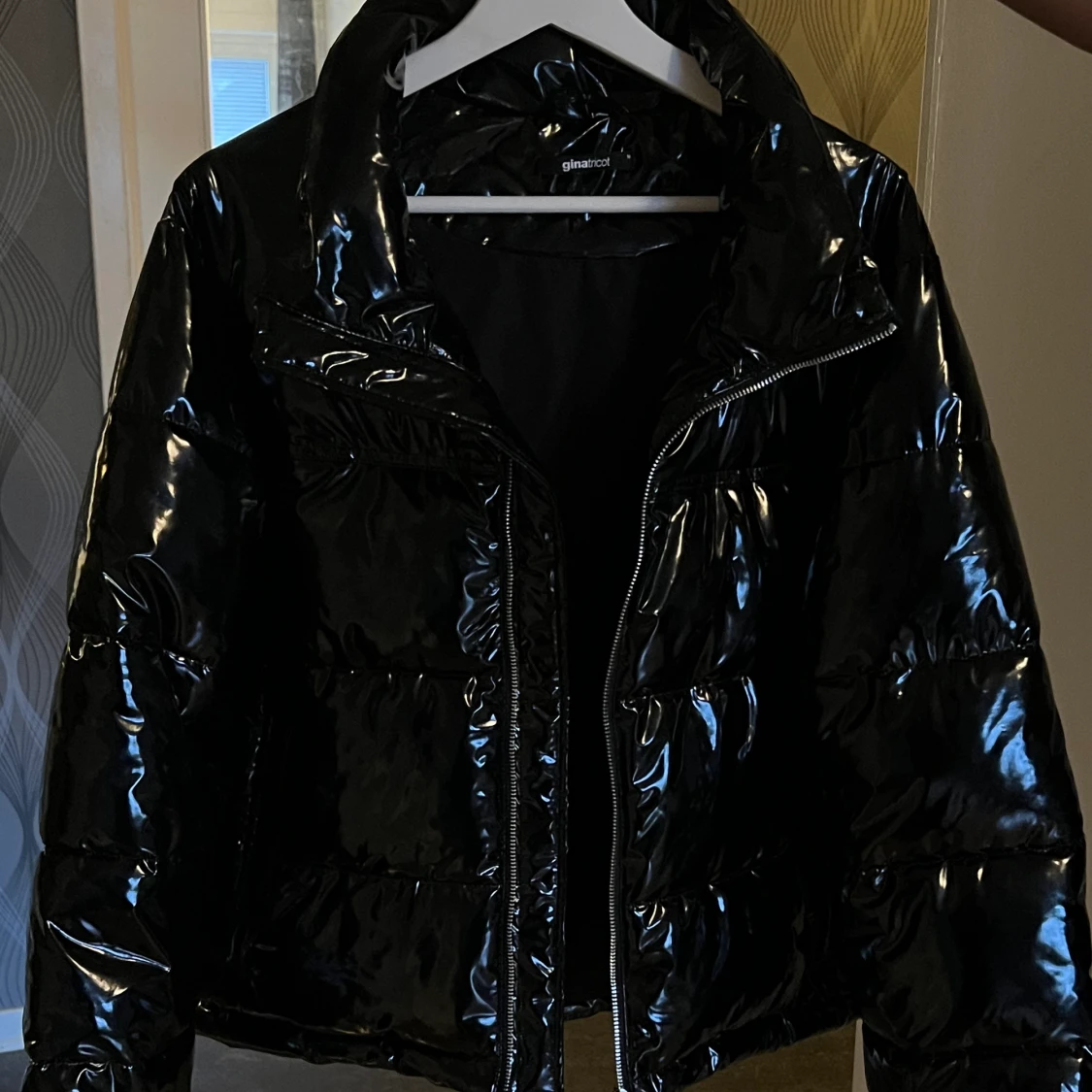 Svart puffer jacka, strl M