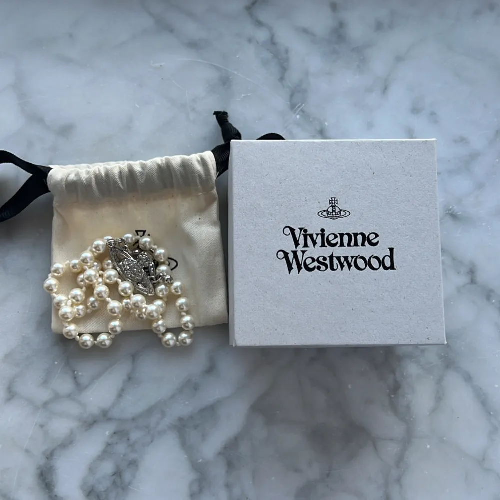 Säljer mitt Vivienne Westwood halsband då det inte längre kommer till användning. Köpte det för ungefär ett år sedan men endast använt ett fåtal gånger🤍  Skriv privat för att se papper som visar att halsbandet är från den officiella hemsidan😊. Accessoarer.