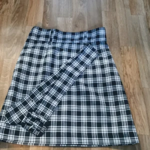 H&M kjol+bälte - Kjol med matchande bälte Bara använd 2 gånger