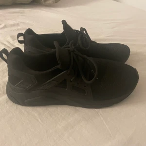 Skor - Säljer mina oanvända skor för de är för de är för tajta för mina fötter (jag är väldigt plattfotad) 100kr + frakt 💓är små i storleken så om du har 38 funkar det. 