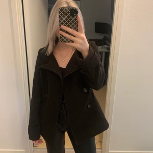 Svart kort kappa - Super fin svart kort kappa i fint skick. Säljs pågrund av att jag inte känner mig bekväm i den, men det är väldigt modernt varav därför jag köpte den 🫶🏻 bara och fråga 🫶🏻