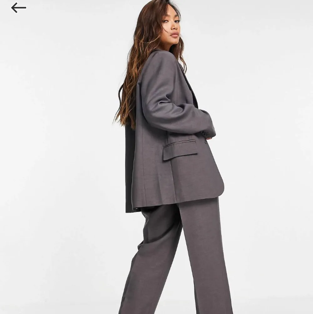 Grå oversized kavaj från ASOS, toppskick som ny🍒. Frakt 49kr💞 Nypris: 690kr.. Skjortor.