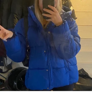Blå pufferjacka  - Säljer en trendig blå pufferjacka❣️Den är sååååå himla snygg och den är ifrån lager 157 den har strl L men är liten i storleken så skulle nog säga S-M, köparen står för frakten nypris 300kr❤️