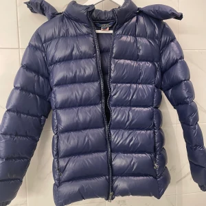Marinblå jacka - Monclerliknande vinterjacka från Ralph Lauren, luvan går att ta av! St 16 år. Jättefint skick, inga defekter. Nypris 2700kr. Säljer inte under 900kr. 