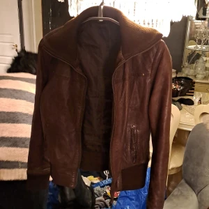 Skinnjaka - Säljer denna fina varma bruna skinnjackan då den inte kommer till användning