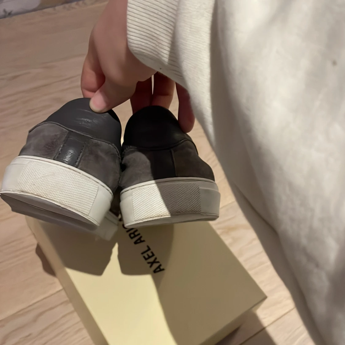 Axel arigato grå  - 91