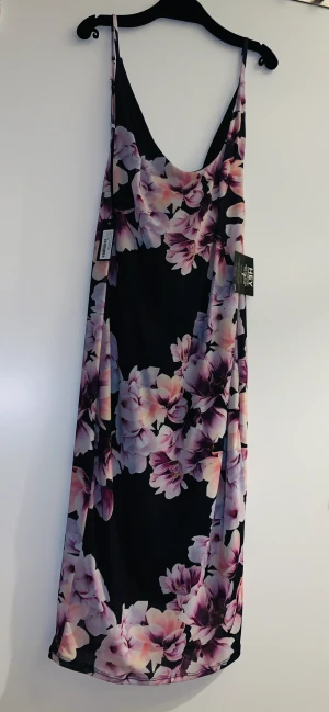 Klänning från Nelly  - Oanvänd knälång klänning från Nelly. 