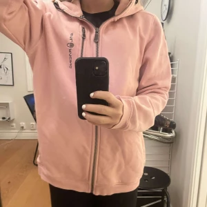 Sail racing kofta - Säljer denna rosa sail racing kofta. Knappt aldrig använd så som i nyskick. Köptes för 1000 från kidsbrandstore.❤️ storlek 170 och är som S. 