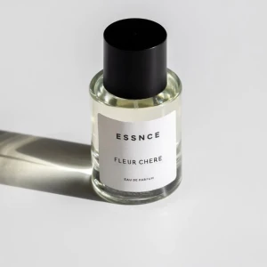 Essence Fleur Chere - Råkade beställa dubbelt där av säljar jag denna som är oöppnad. Köpte för 345kr på Essence hemsida. En väldigt smickrande och sexig parfym inspirerad av Baccarat Rouge 540. Frakt ingår 