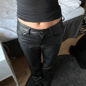 skinnbyxor hm - svarta skinnbyxor från hm, strl 38 sitter perfekt lätt oversized på mig som är 36/38💕