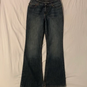 Ralph Lauren lågmidjade bootcut jeans - Så snygga lågmidjade bootcut vintage jeans från Ralph Lauren!! Midjemått: 76 cm, innerbenslängd: 79 cm.