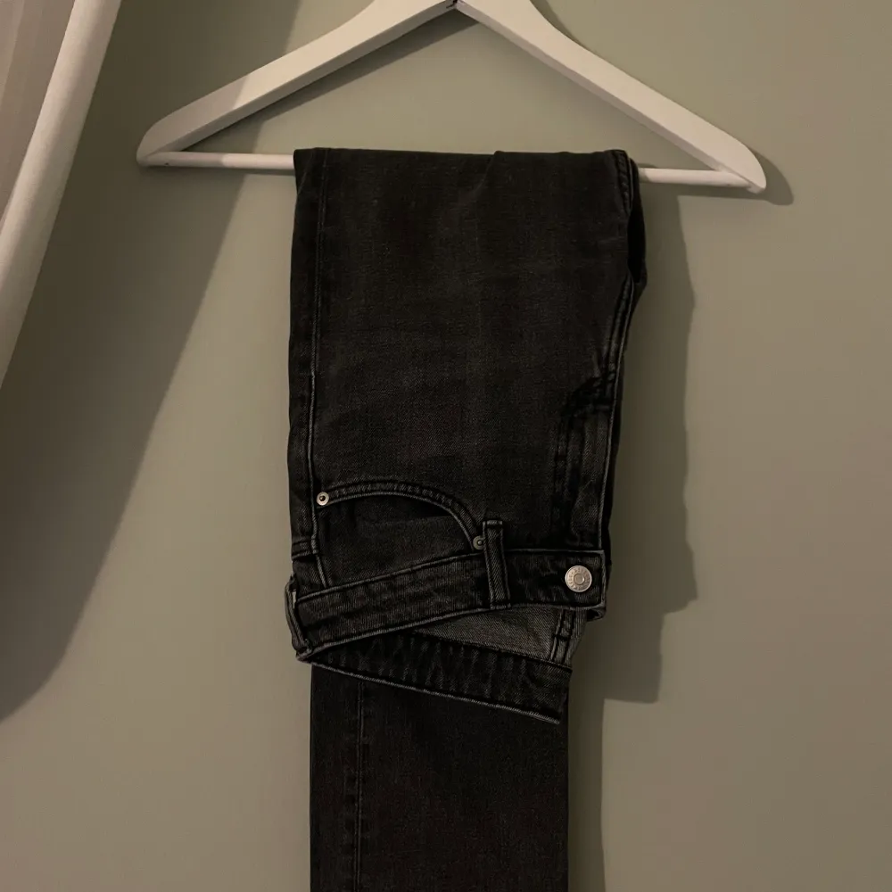 Croppade mörkgrå jeans ifrån WEEKDAY. Jeans & Byxor.