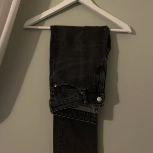 Croppade jeans - Croppade mörkgrå jeans ifrån WEEKDAY