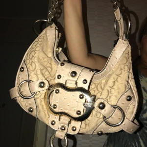 Väska - Lägger ut igen då förra va helt svart guess väska helt oanvänd 