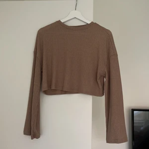 Tröja - Beige tröja i lite tunnare material, aldrig använd, storlek xs, lite kortare modell och jätte fin 