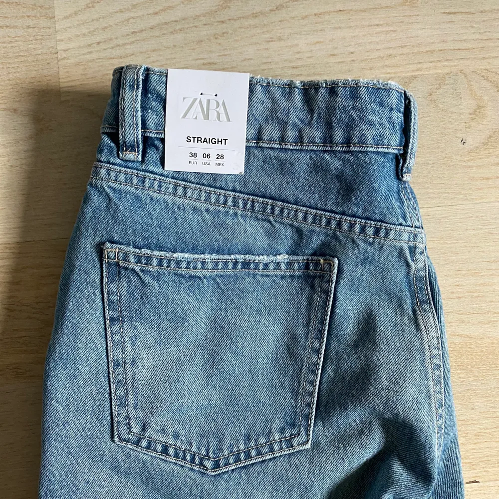 Oanvända Zara jeans i storlek 38, tyvärr för långa för mig som är 164cm💞 hör av dig för mer info. Jeans & Byxor.