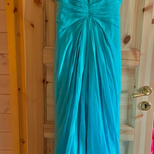 Bal klänning  - Jätte fin turkos bal klänning. Jag har aldrig använt den. Storlek 12, skulle säga att den passar xxs-s.