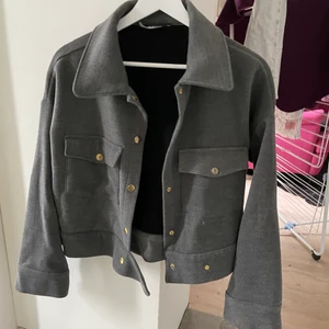 Kort kappa - Tunnare ”kappa” från ginatricot i storlek xs, passar mig bra som har s. Använd fåtal gånger och är i väldigt fint skick! Vid frågor eller fler bilder kontakta mig☺️