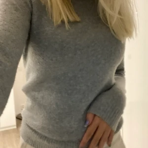 Vero Moda stickad tröja - Trendig och fin stickad tröja från Vero Moda. Knappt använd då jag inte tycker storleken var rätt. 
