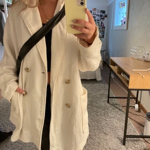 Jacka/blazer  - Krämvit jacka/blazer från zara, har själv haft som både höst & vår jacka med halsduk till. jag har i vanliga fall storlek s (160 Lång).