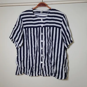 Vintageblus - Blå- och vitrandig vintageblus. Tycker den är mer som 40 än 42🌿