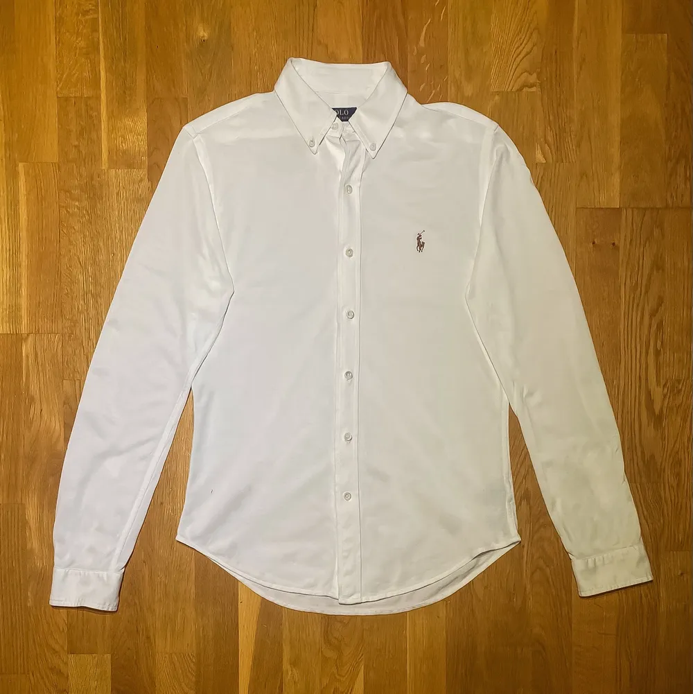 En vit Ralph Lauren skjorta i storlek M köpt 2021. Säljs pga att den inte används. Skick 9/10, nästan aldrig använd. Nypris på 1295 kr. Köpare står för eventuell frakt. Bara att höra av dig om du har några frågor!. Skjortor.
