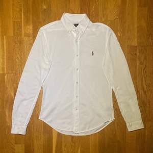 En vit Ralph Lauren skjorta i storlek M köpt 2021. Säljs pga att den inte används. Skick 9/10, nästan aldrig använd. Nypris på 1295 kr. Köpare står för eventuell frakt. Bara att höra av dig om du har några frågor!