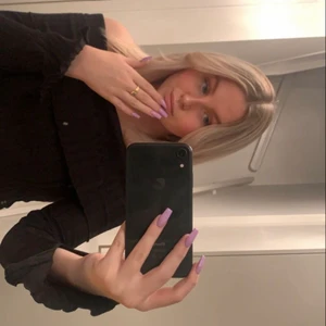 Ribbad off shoulder tröja. - Superfin tröja i toppskick, använd typ 3 gånger. Superfin nu till vintern. Den är även vid i längst ner vid armen 