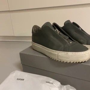 Arigato skor - Säljer nu mina arigato skor! Dom är använda ganska få gånger då dom tyvärr  är lite små för mig! Priset går absolut att diskutera!🤍